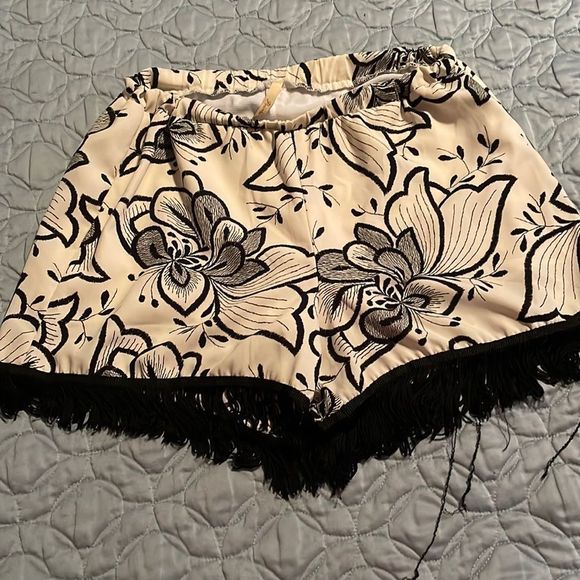 Vintage shorts with tassels black and cream size medium - Picture 1 of 4